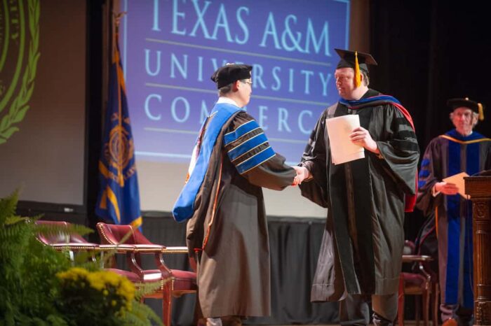 Regents Professor and Dr Jang handshake