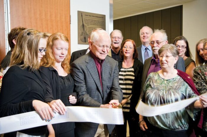 Dr. Todd Goranson ribbon cutting