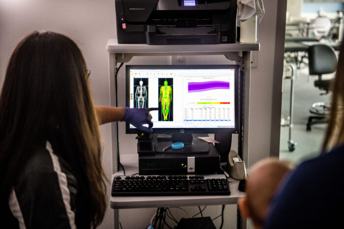 Students analyzing the result of a fitness test on a computer screen.