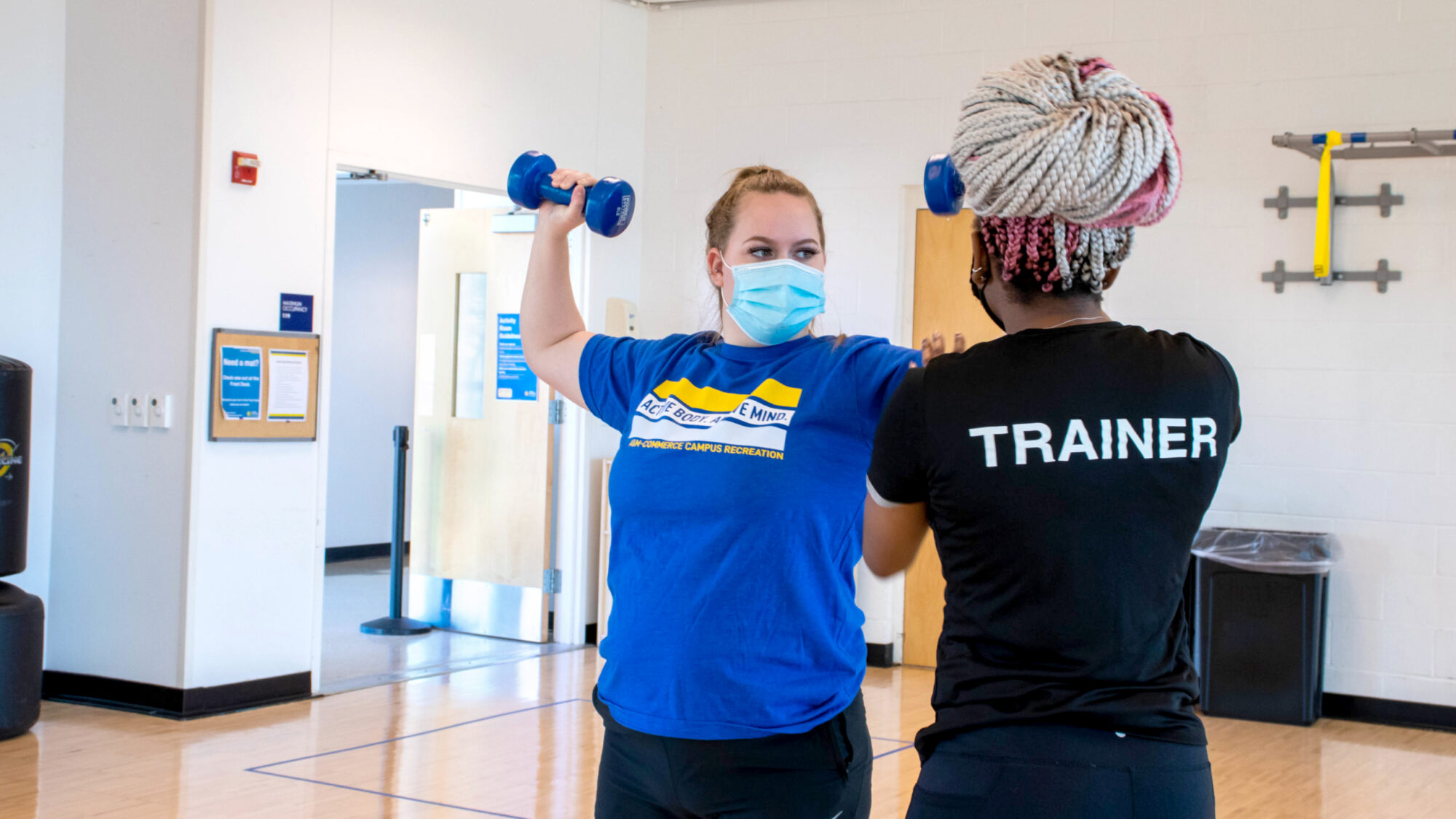 A Campus Recreation trainer during a one-on-one training session with a student.