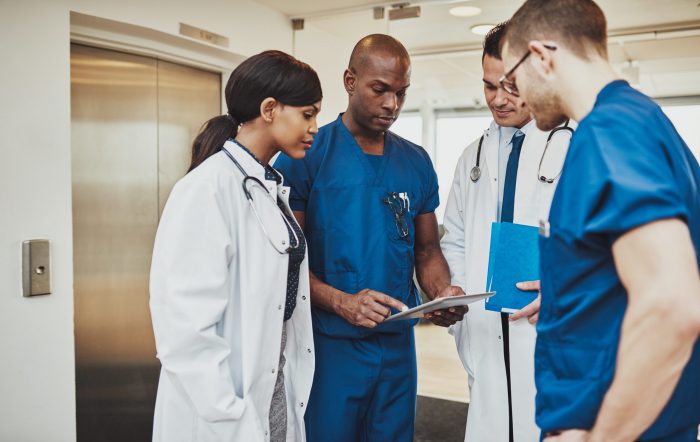 A group of nursing and doctor students talking about a case.