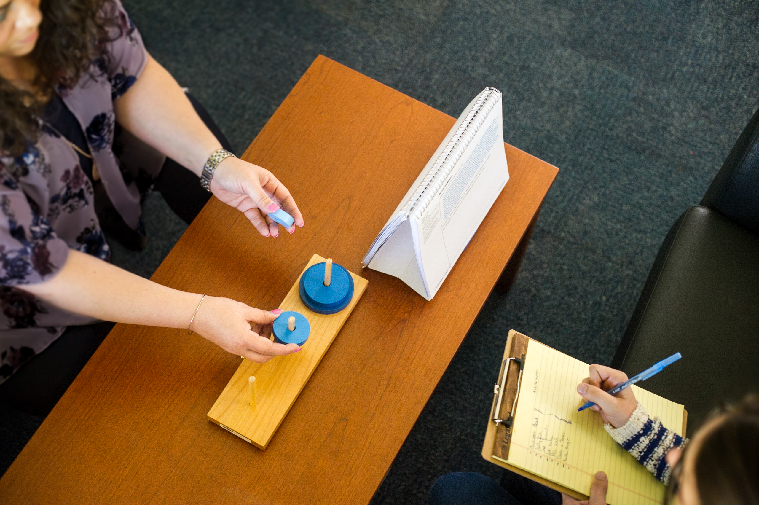 A client completing a psychological assessment with a student clinician.