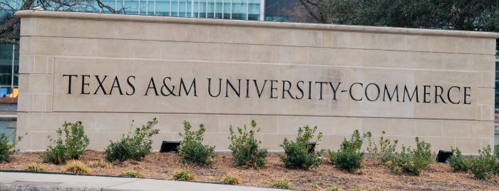 A stone sign that reads "Texas A&M University-Commerce"